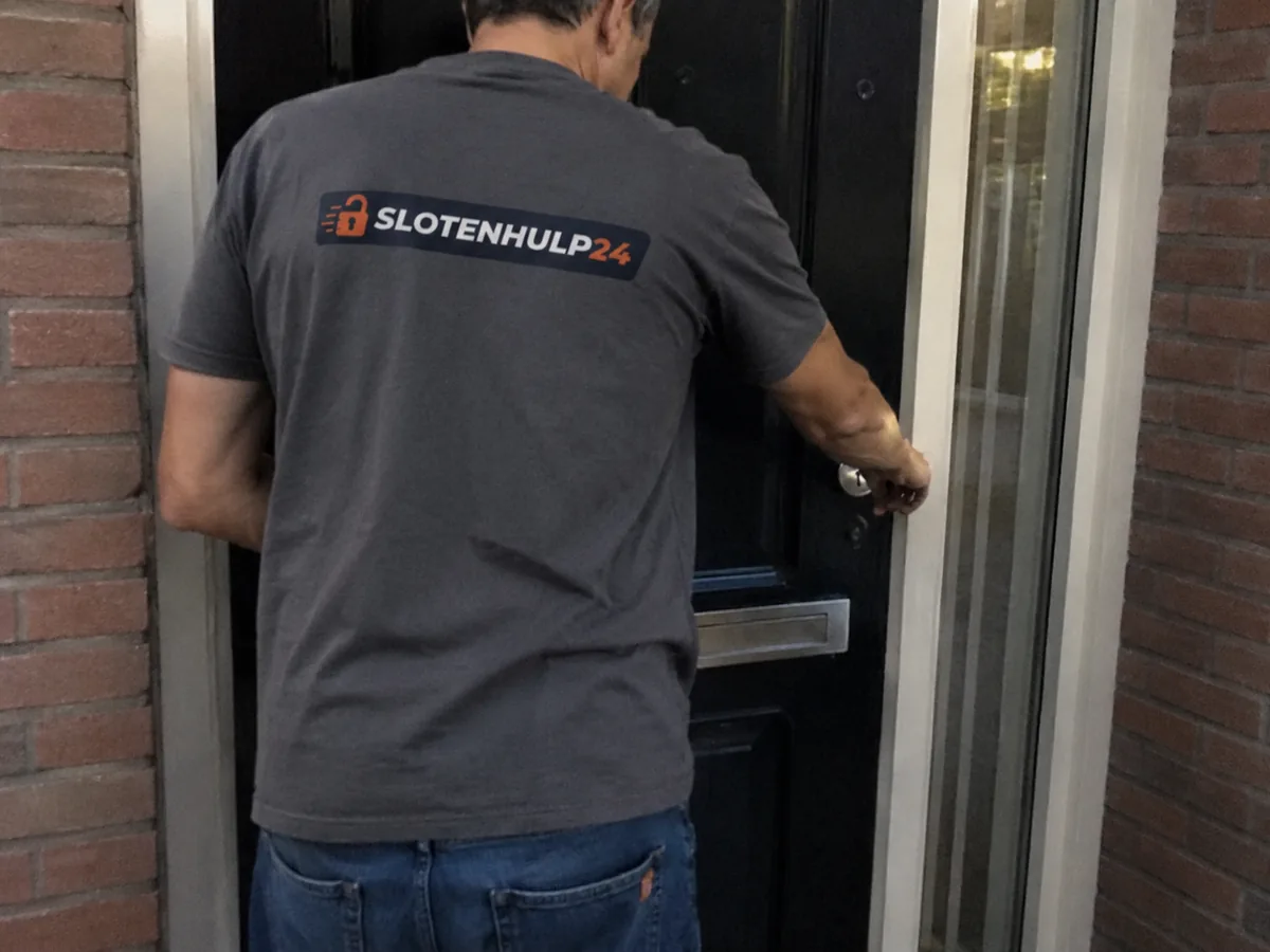 Erkende slotenmaker aan het werk aan een voordeur
